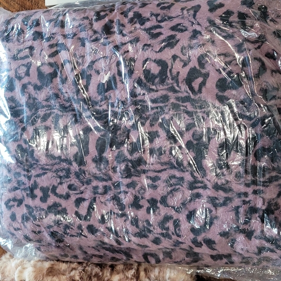 SpiritHoods Other - COPY - New! Spirithoods faux animal throw blanket